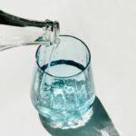 ¿Es más saludable el agua embotellada que la del grifo?