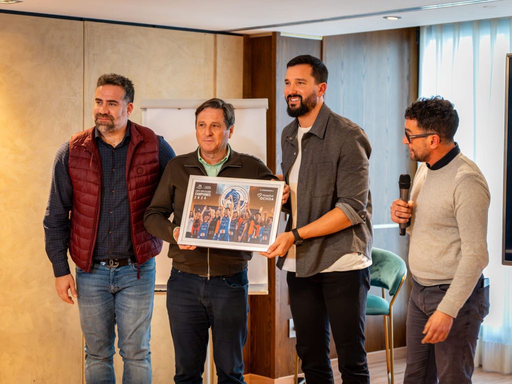 Pedro Serrano recibe la foto conmemorativa.