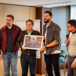 Pedro Serrano recibe la foto conmemorativa.