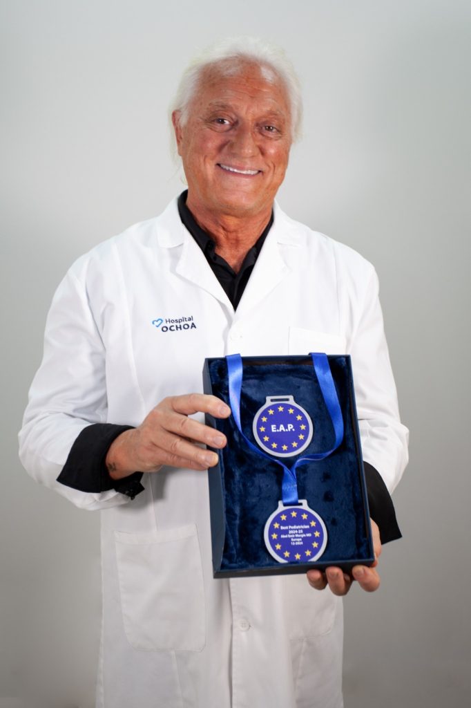 El DR. Murgio posa con su premio.