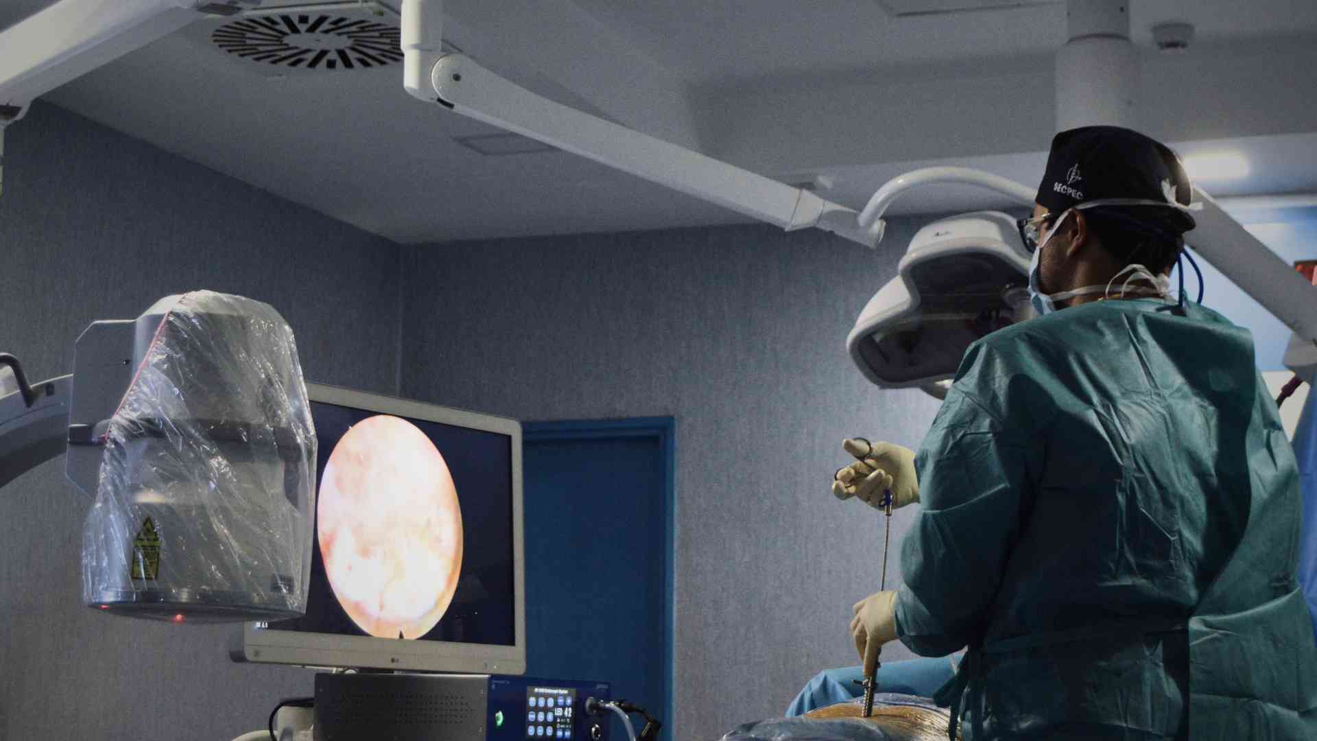 Dr. Carlos González Plata realizando una endoscopia de columna en Marbella, mediante técnica IE-ULBD en Hospital Ochoa Marbella.