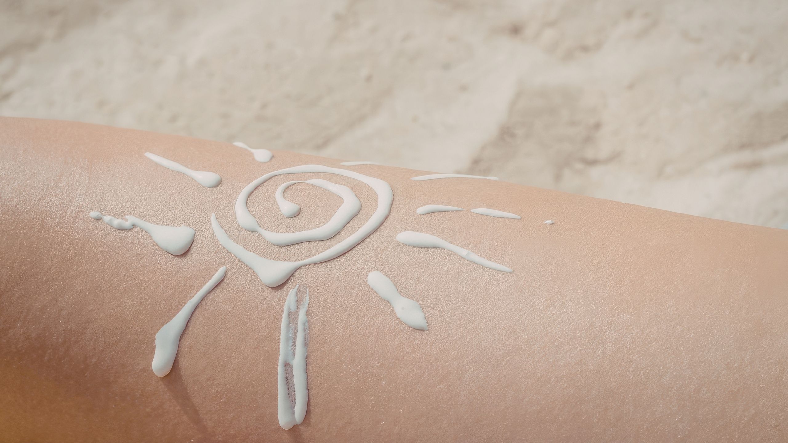 Consulta de dermatólogo en Marbella Hospital Ochoa revisando lunares y manchas