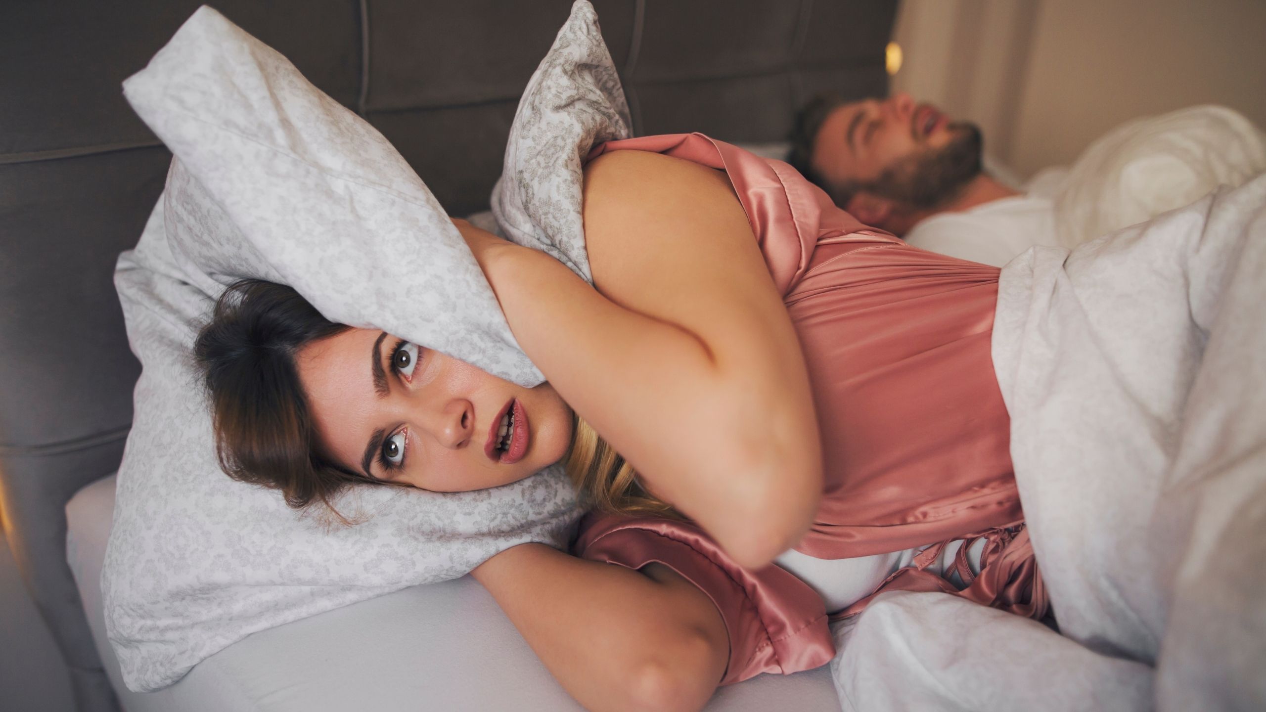 Especialista de Hospital Ochoa realizando diagnóstico de apnea del sueño en Marbella mediante somnoscopia.