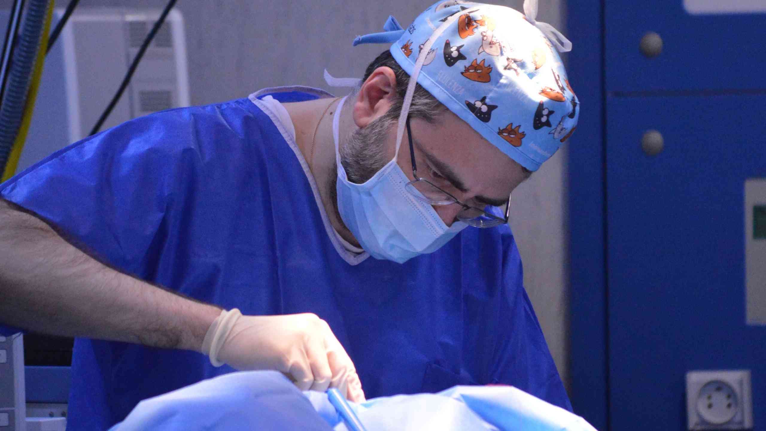 El Dr. Segura coordinando el tratamiento de piel de mariposa en Andalucía para el paciente Adrián Soto