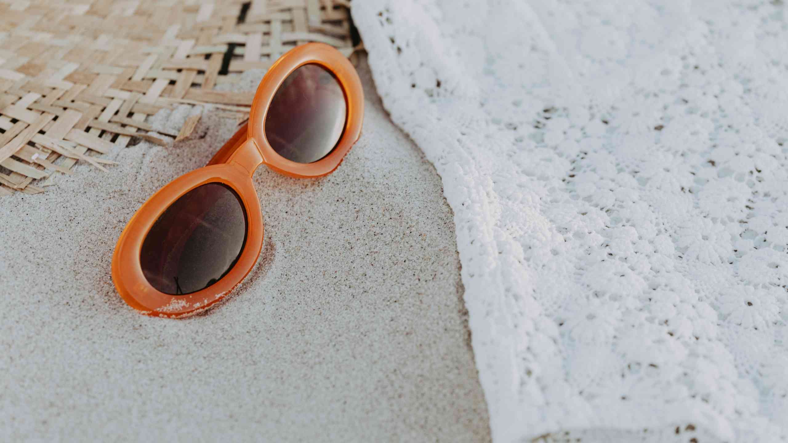 Servicio de oftalmología de Hospital Ochoa revisando gafas de sol en Marbella para garantizar la protección UV.